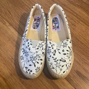 Natural color with flowers design color dark blue, size 6